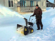 Снегоуборщик Huter SGC 4000E в работе